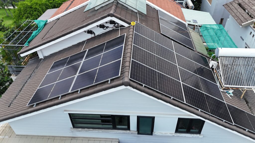 So Sánh DC Optimizer Vs Microinverter/String Inverter 3 micro inverter